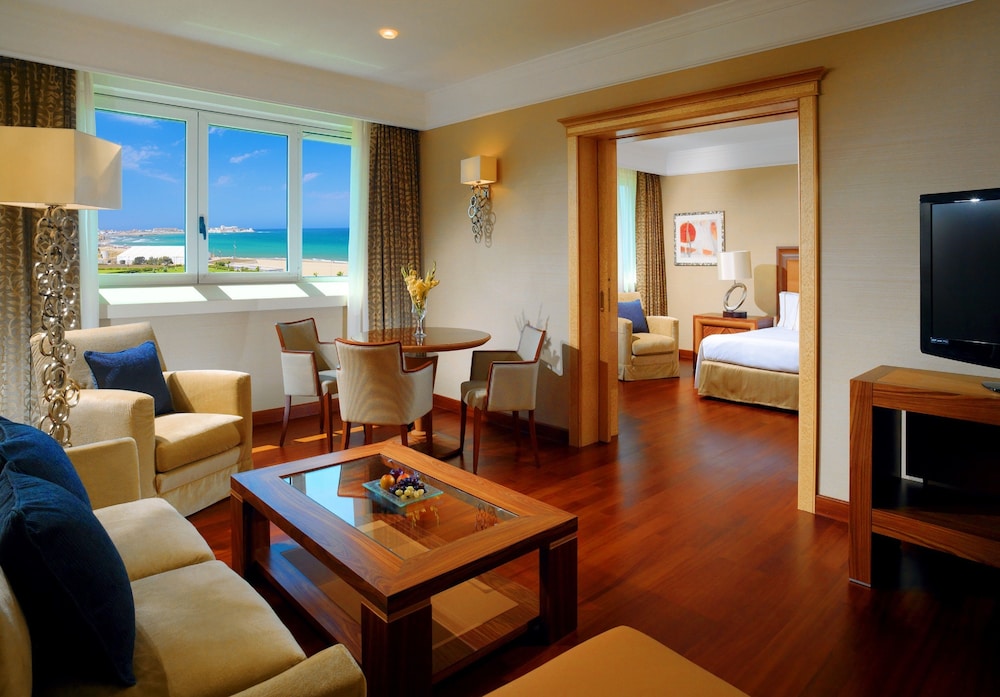 Club Suite, 1 King Bed - Photo 2
