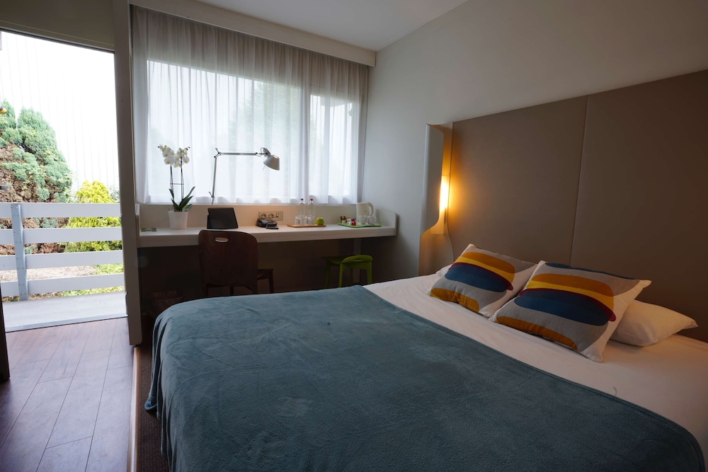 Standard Room, Multiple Beds - Photo 3