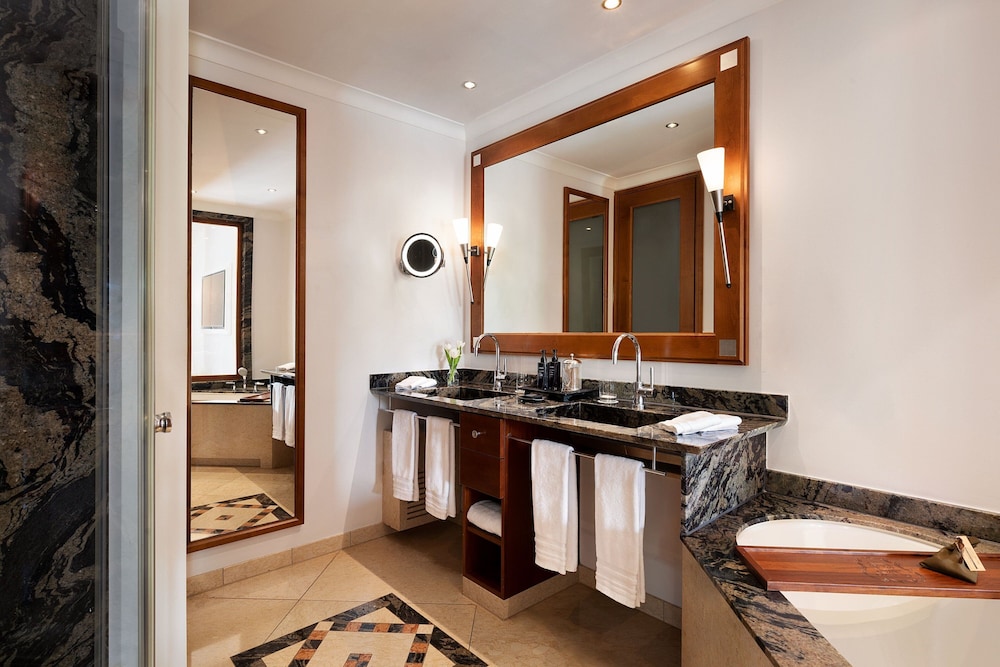 Grand Suite, 1 King Bed, Resort View (Junior Suite Main Building) - Photo 14