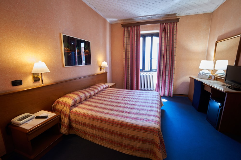 Standard Room, 1 Queen Bed - Photo 5