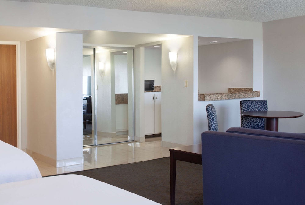 Junior Suite, 1 King Bed (Marina View) - Photo 3