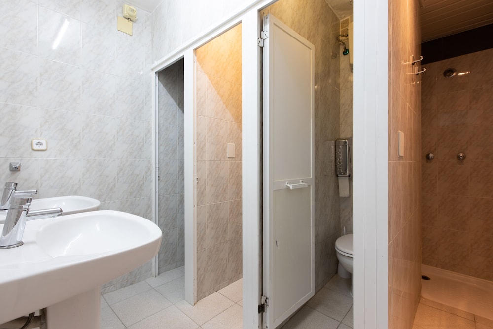 Basic Twin Room, Shared Bathroom photo 2