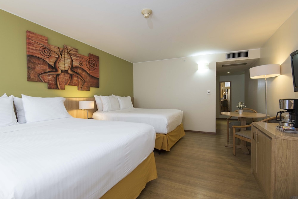 Standard Room, 2 Queen Beds, Smoking - Photo 9