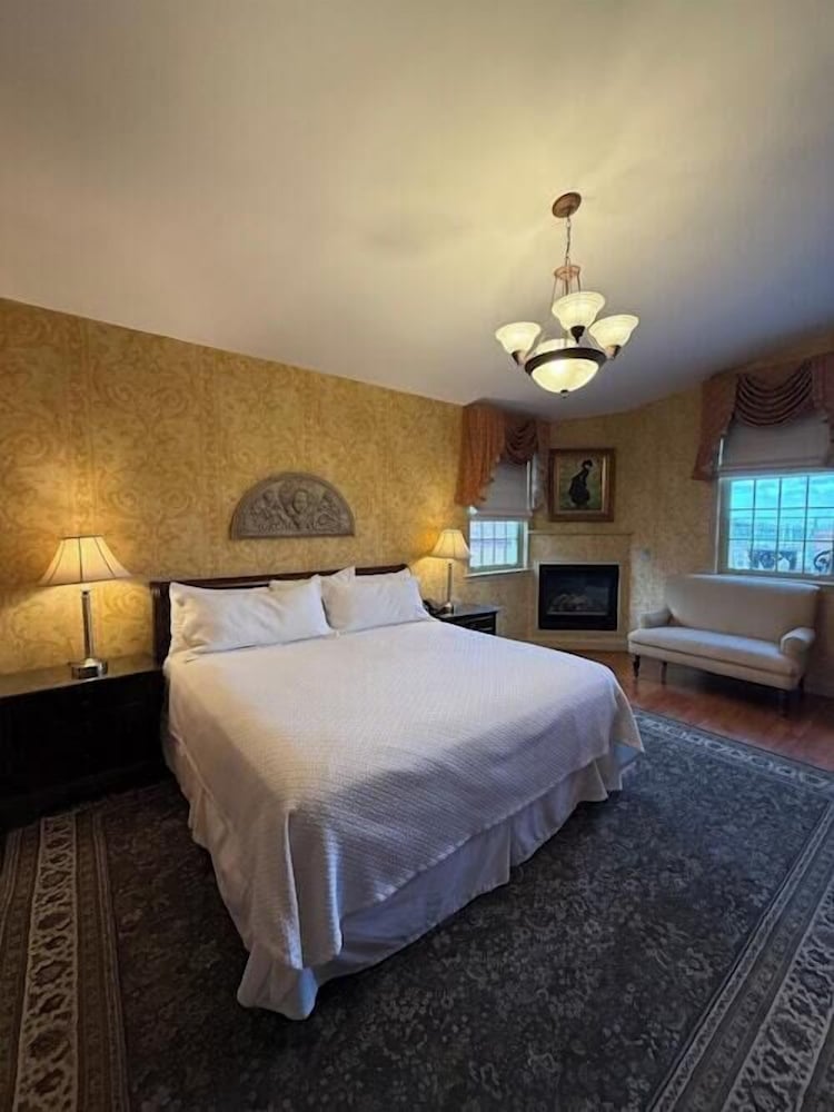 Premium Room ONE KING BED JACUZZI with MEDIUM SIZE Patio Riverview - Photo 1