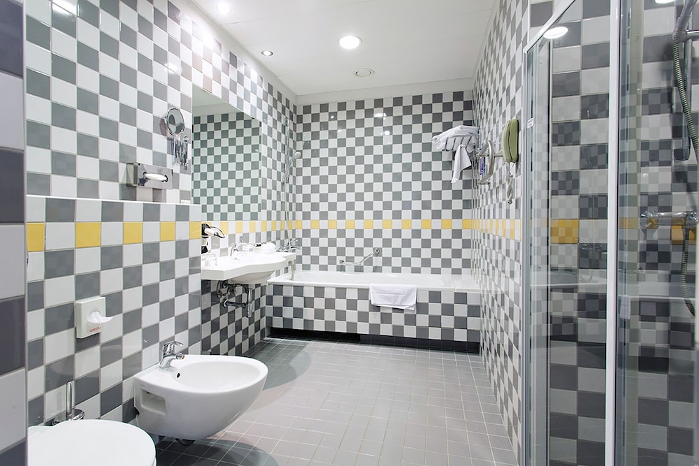 Deluxe Double or Twin Room - Photo 2