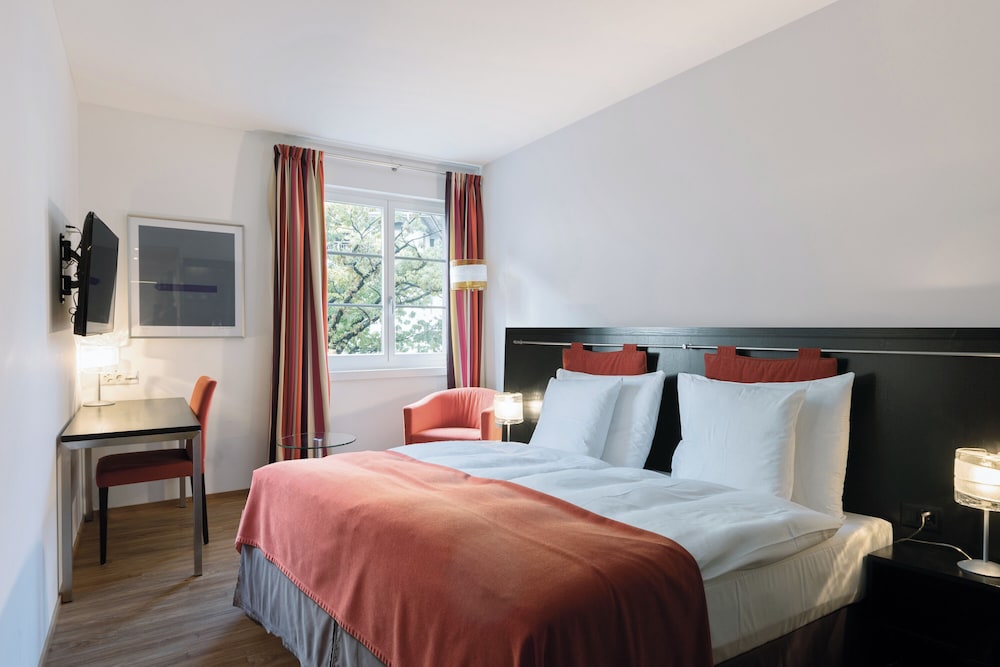 Economy Room, 1 Queen Bed - Photo 2