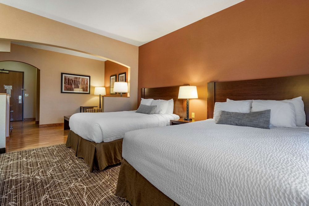 Suite, 2 Queen Beds, Non Smoking, Refrigerator & Microwave (Third bed is a Sofabed) photo 3