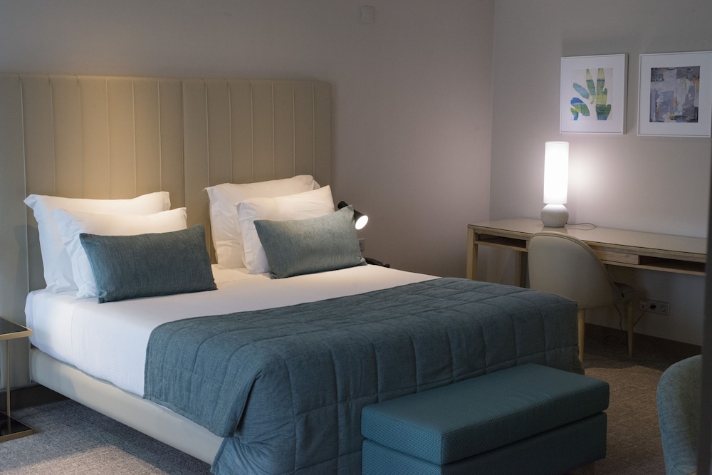 Suite Double with Balcony and Pool View photo 2