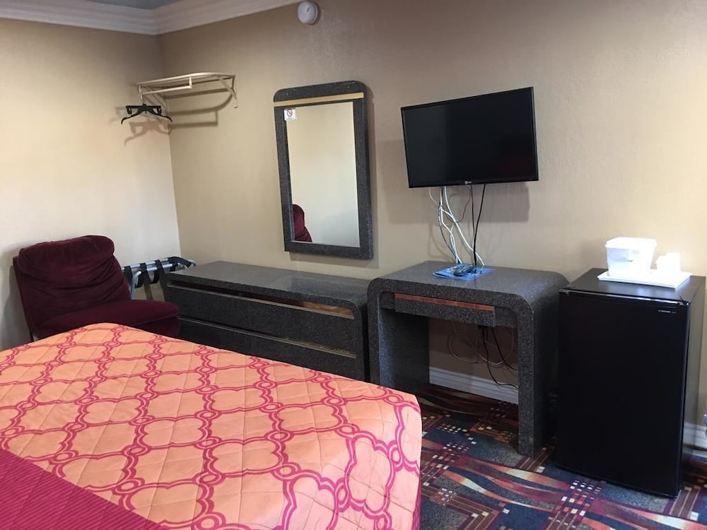 Room, 1 King Bed, Non Smoking photo 2