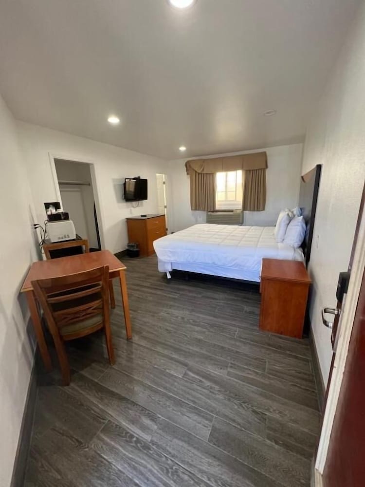 Deluxe King Room photo 1