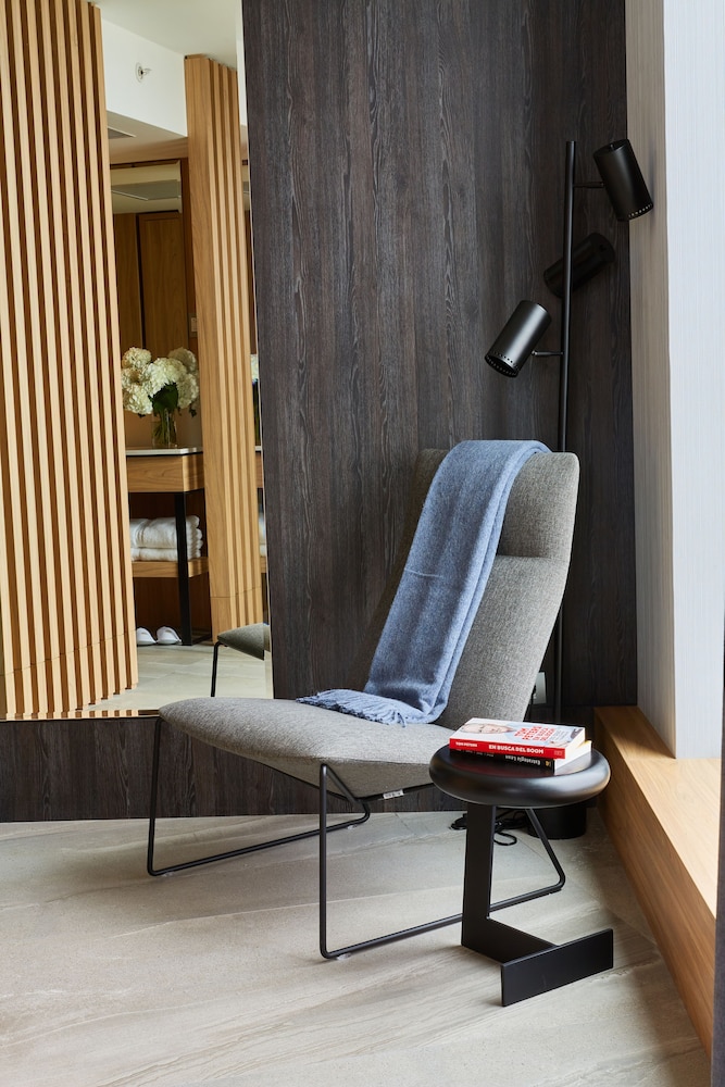 Junior Suite, 1 King Bed (Executive Lounge access) - Photo 2