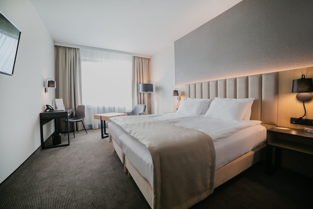 Standard Room, 1 King Bed, Non Smoking - Photo 1