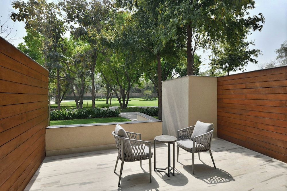 Premier Room, 1 King Bed, Garden View - Photo 3