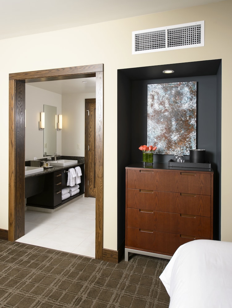 Room, 2 Queen Beds, Resort View (Call for dog-friendly options) photo 3