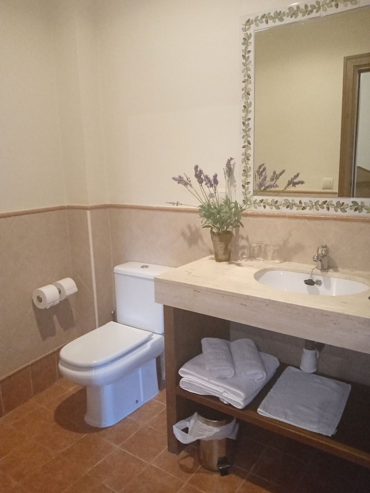 Deluxe Triple Room, City View photo 3