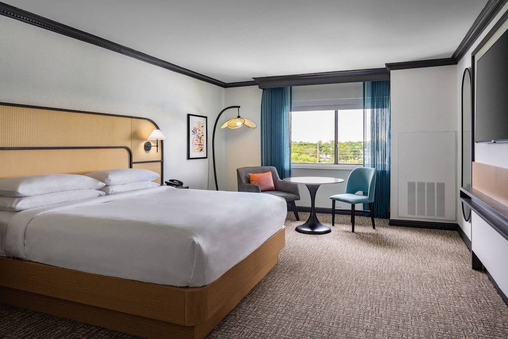Club Room, 1 King Bed (Mobility Accessible, Tub) - Photo 3