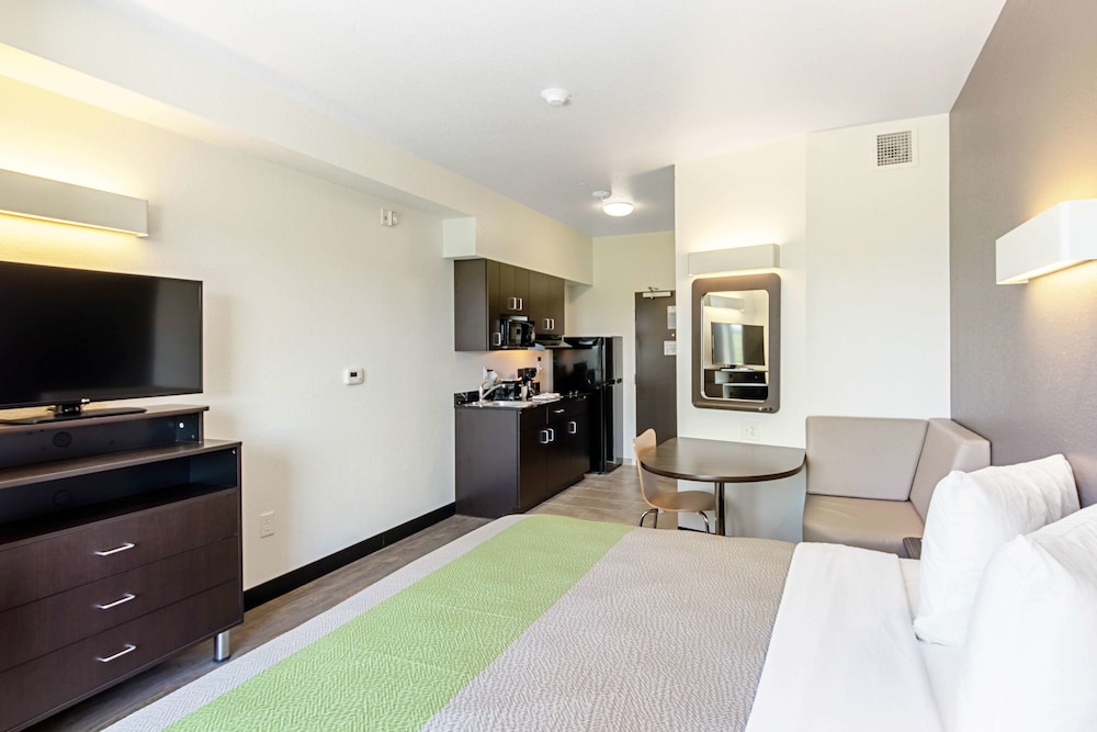 Deluxe Room, 1 King Bed, Non Smoking, Kitchenette - Photo 5
