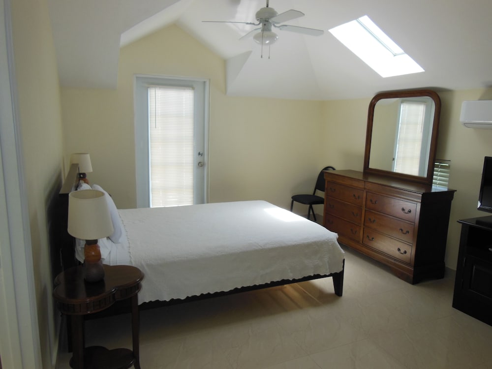 Homesuite, 1 Bedroom with One Queen Bed, kitchenette