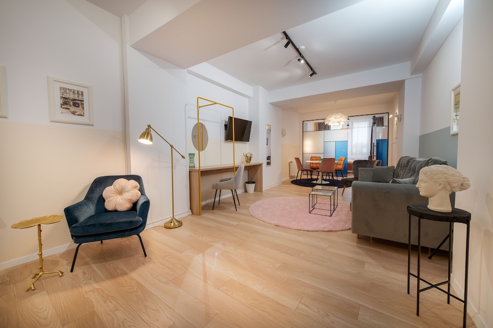 Senior Studio Suite - Photo 1