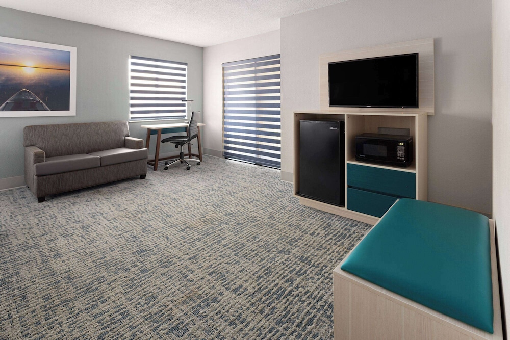 Deluxe Suite, 1 King Bed, Non Smoking - Photo 2