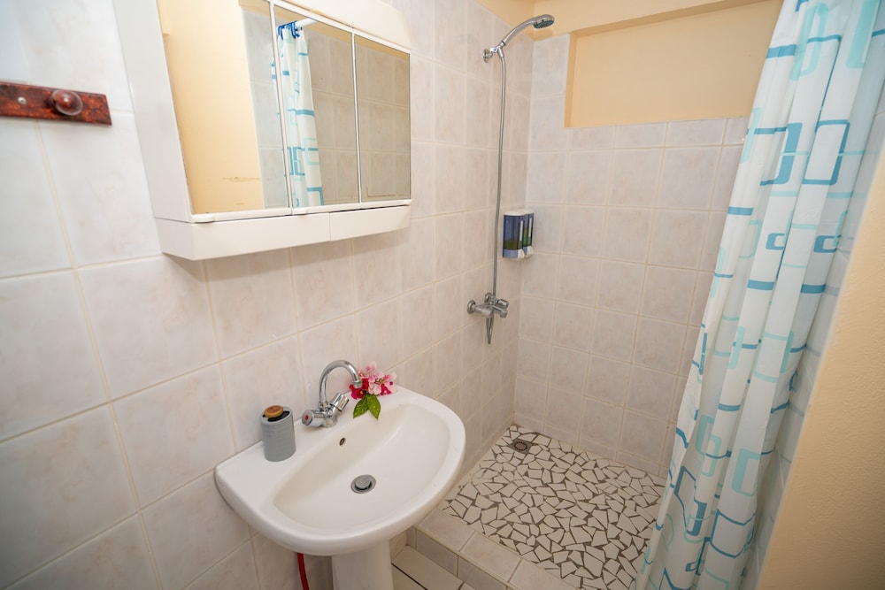 Double Room, Private Bathroom - Photo 3
