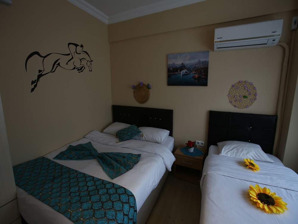 Economy Triple Room photo 3