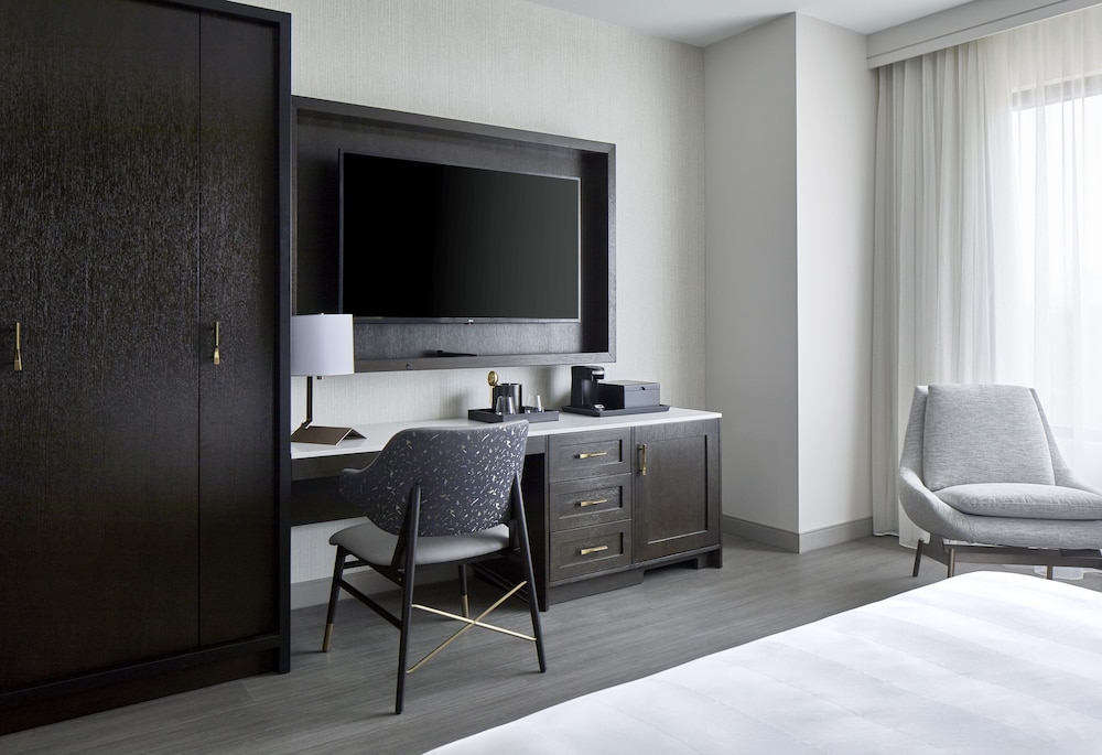 Room, 1 King Bed (Mobility Accessible, Roll-In Shower) - Photo 4