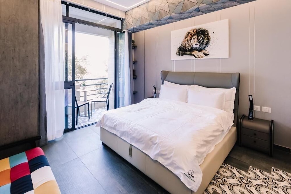 Deluxe Studio, 1 Queen Bed