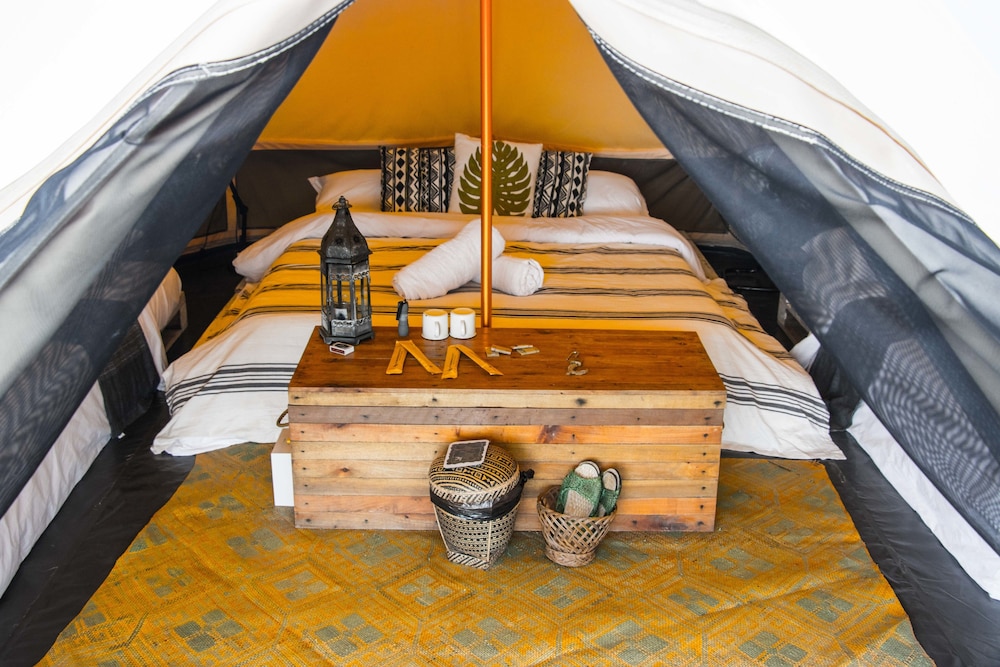 Luxury Tent, 1 Queen Bed (Cold Shower, No WiFi, No Aircon) photo 1