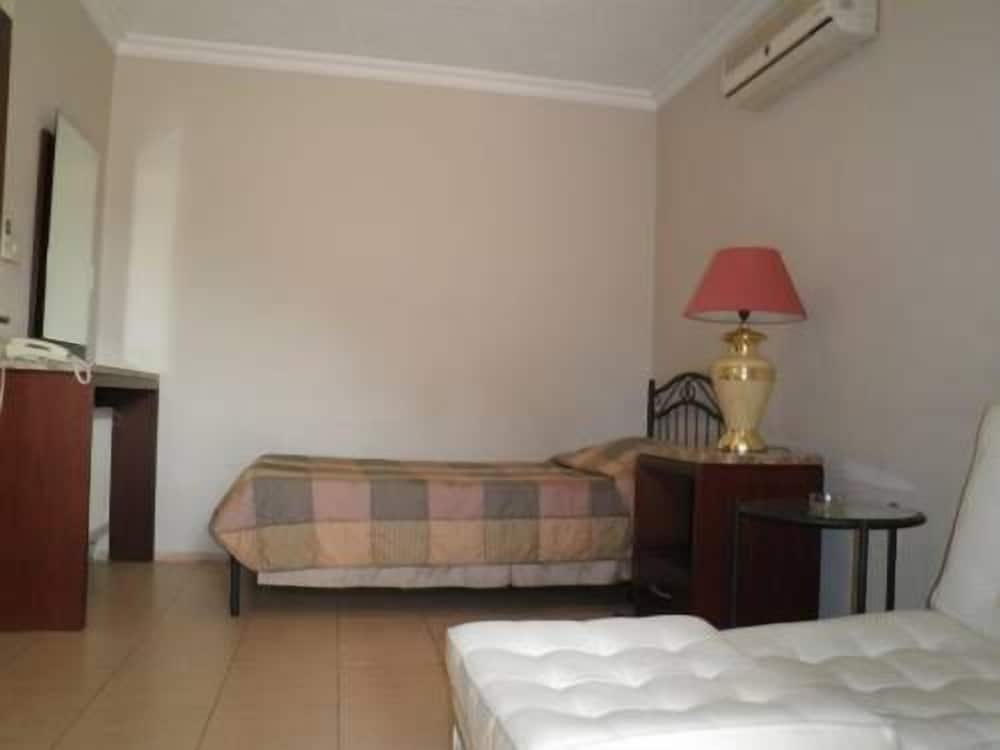 Studio, 1 Twin Bed