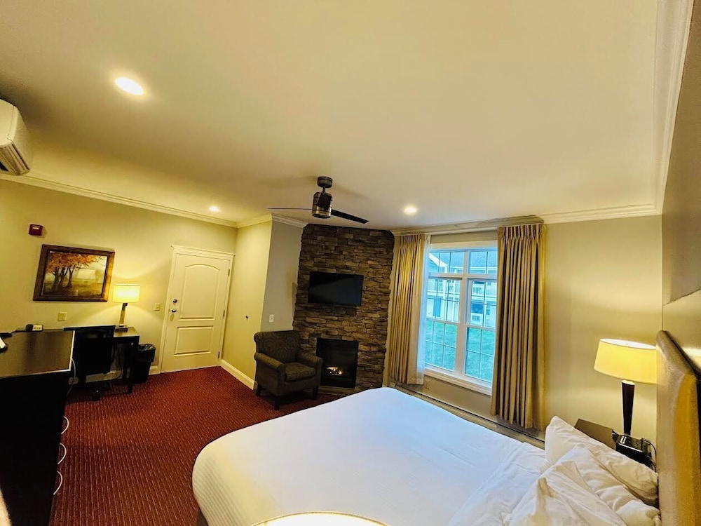 Suite, 1 King Bed, Non Smoking - Photo 1