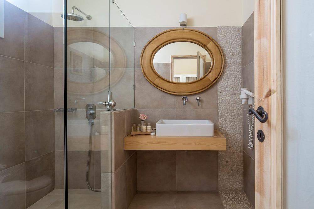 Superior Suite, Sea View - Photo 13
