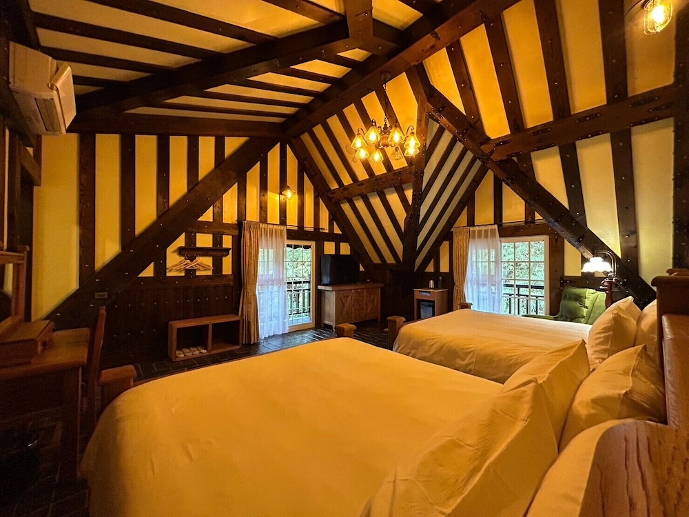 Classic Quadruple Room, 2 Queen Beds, Non Smoking, Mountain View photo 2