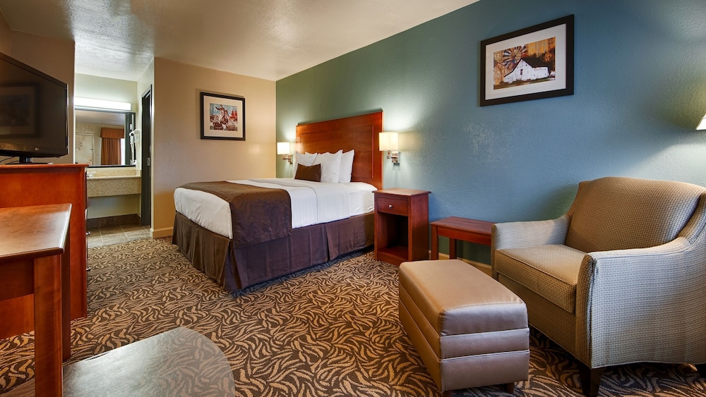 Standard Room, 1 King Bed, Accessible, Bathtub photo 1