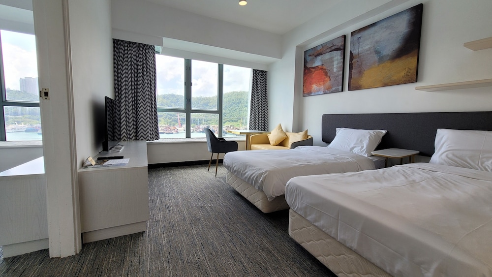 Family Seaview Suite with 3 Beds