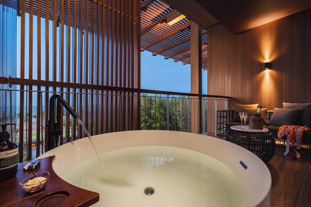 Premium Room, 1 King Bed, Ocean View (Outdoor Bathtub) - Photo 3