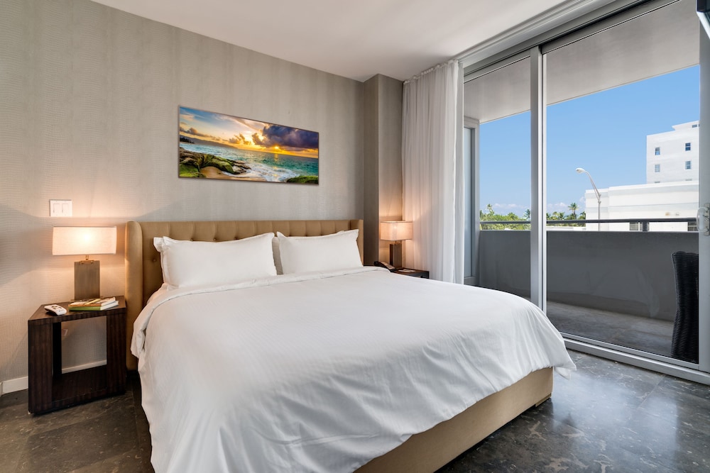 One Bedroom Suite with Balcony - Photo 2