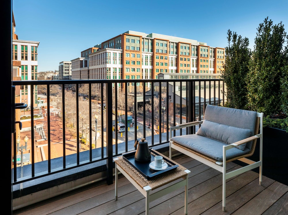 Room, 1 King Bed, Balcony photo 1