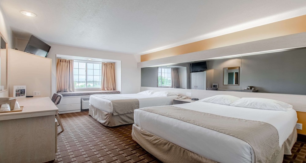 Standard Room, 2 Queen Beds, Non Smoking, Refrigerator & Microwave - Photo 2