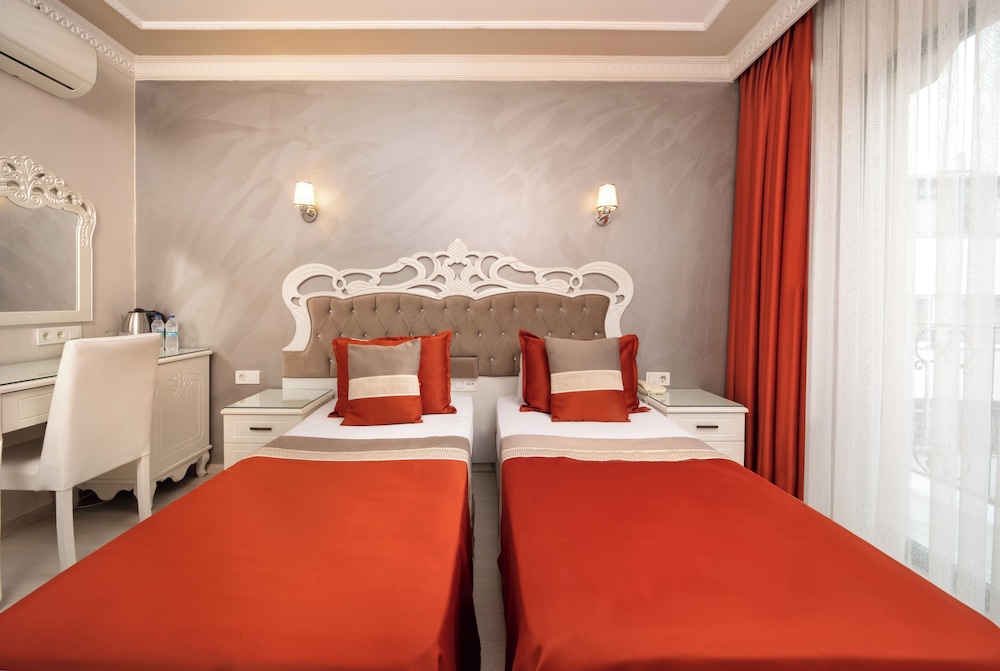 Economy Triple Room photo 2