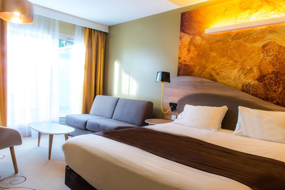 Premium Room, 1 Queen Bed with Sofa bed, Balcony - Photo 6