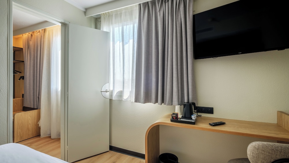 Junior Suite, 1 Queen Bed with Sofa bed - Photo 2