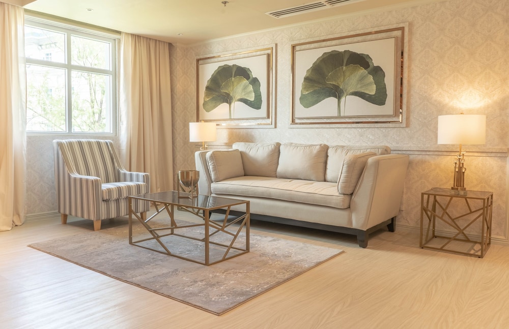 Executive Suite, 1 King Bed, Bathtub - Photo 3