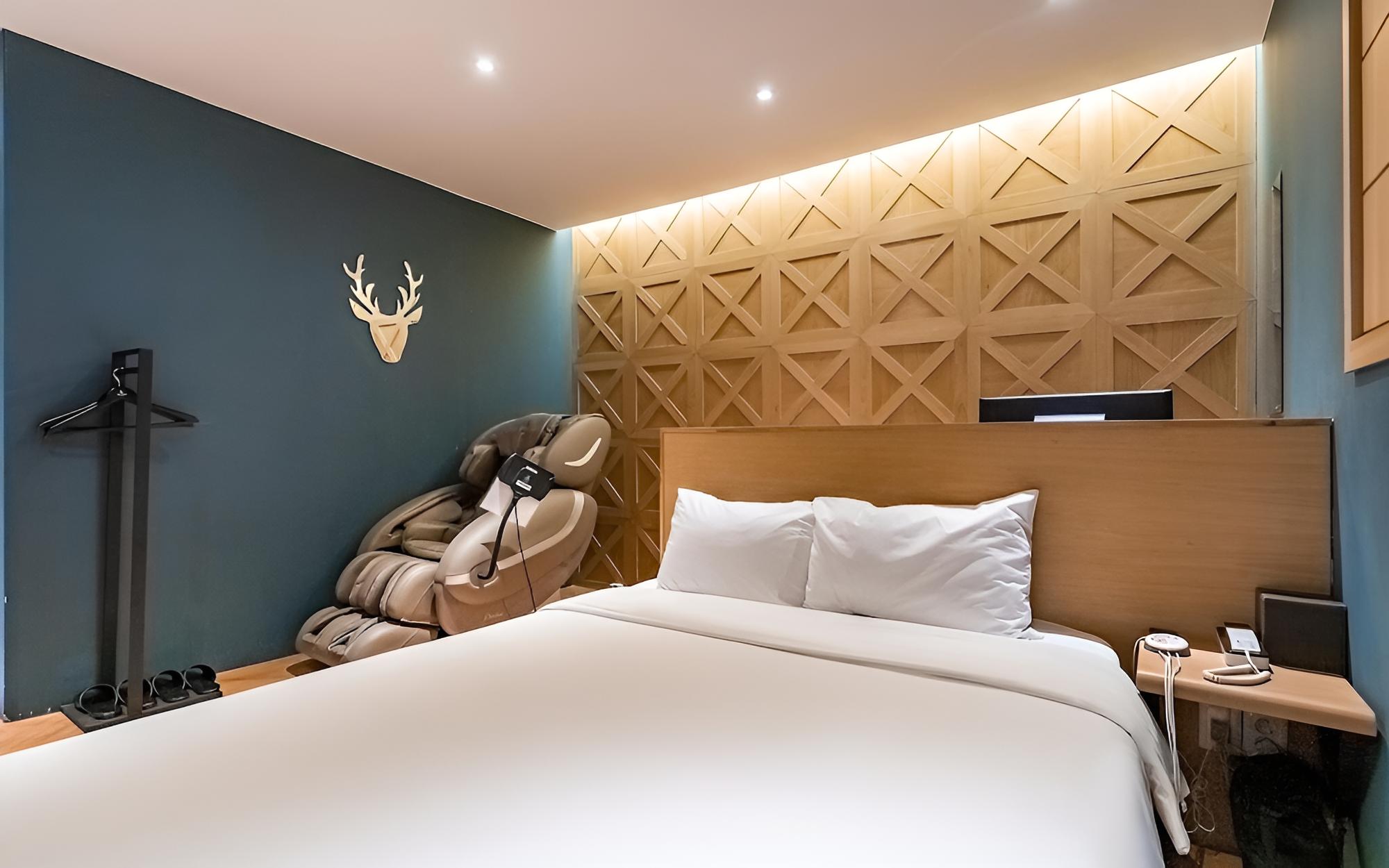 Room (VIP * massage chair*(Netflix viewable) - Photo 12