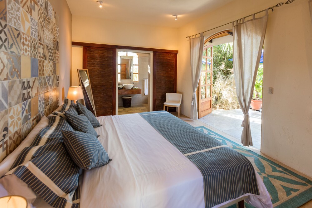 Standard Room, 1 King Bed, Garden Area