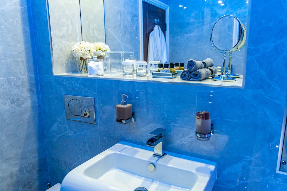 Royal Apartment, Hot Tub (The Royal Spa Suite) photo 3
