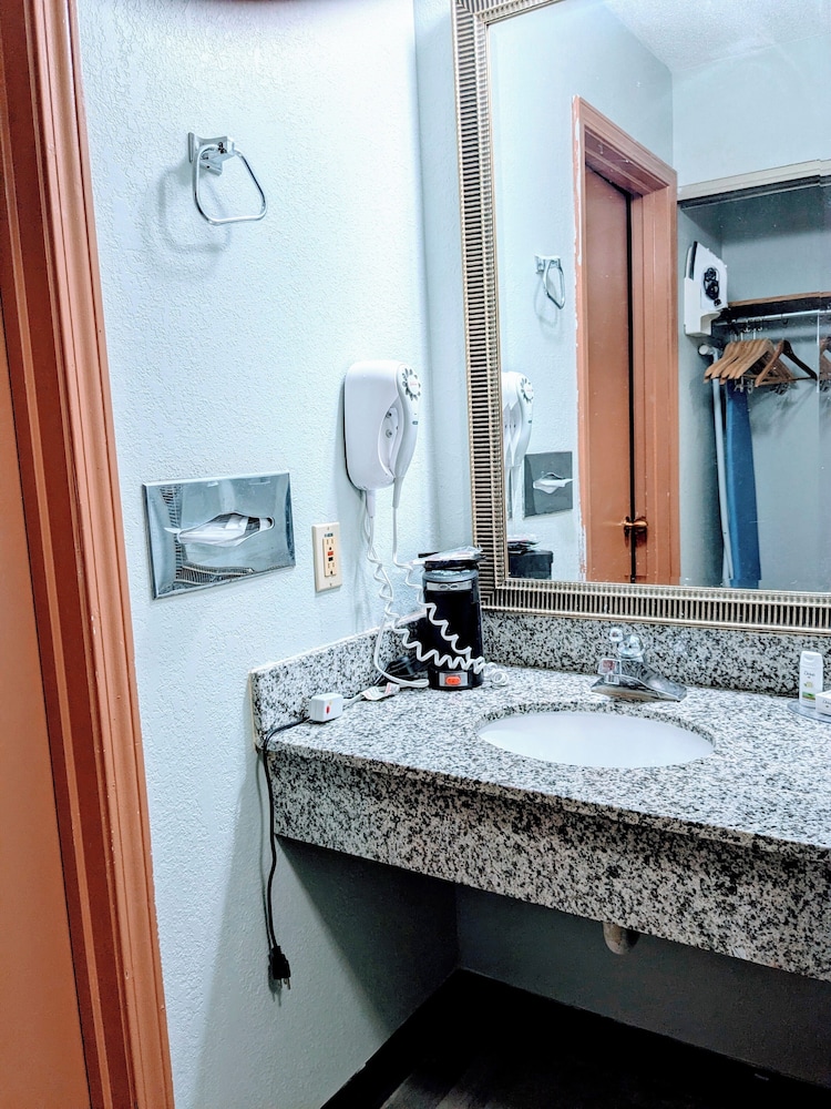 Room, 2 Queen Beds, Non Smoking - Photo 8