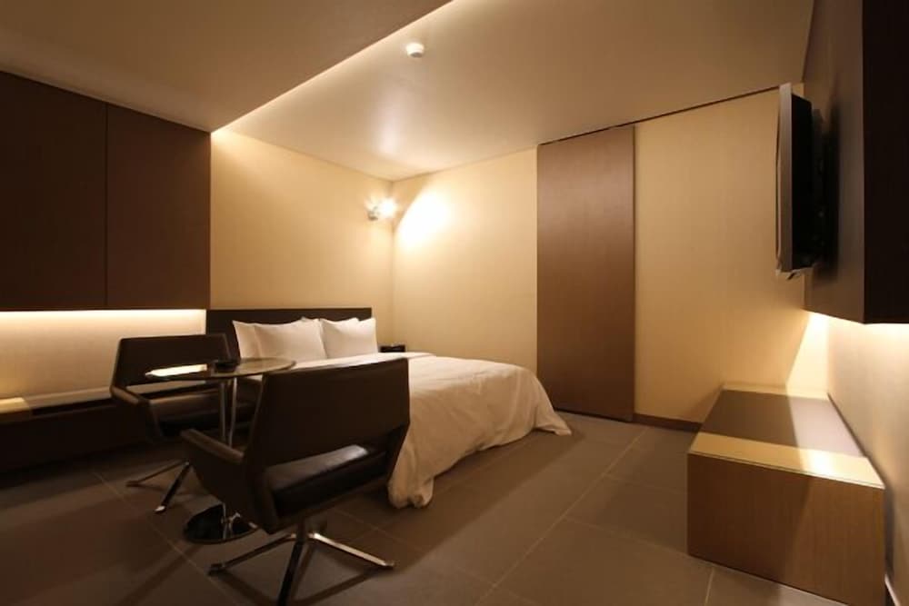 Standard Room (A / Check-in 12PM / 4PM on Saturday) photo 1