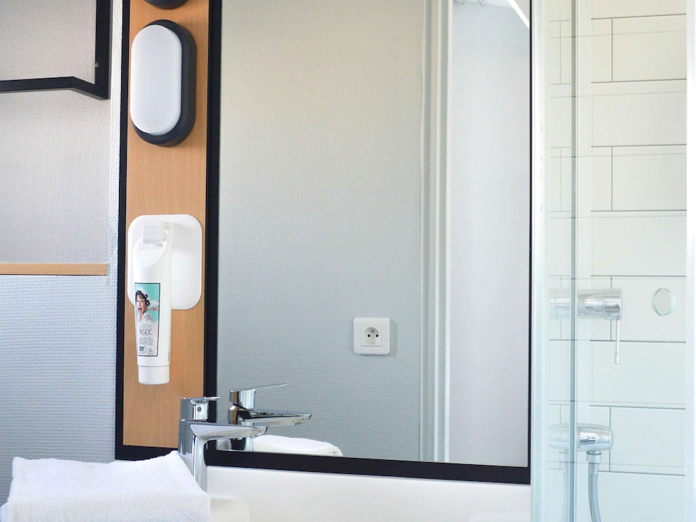 Standard Twin Room, 2 Twin Beds thumbnail 5