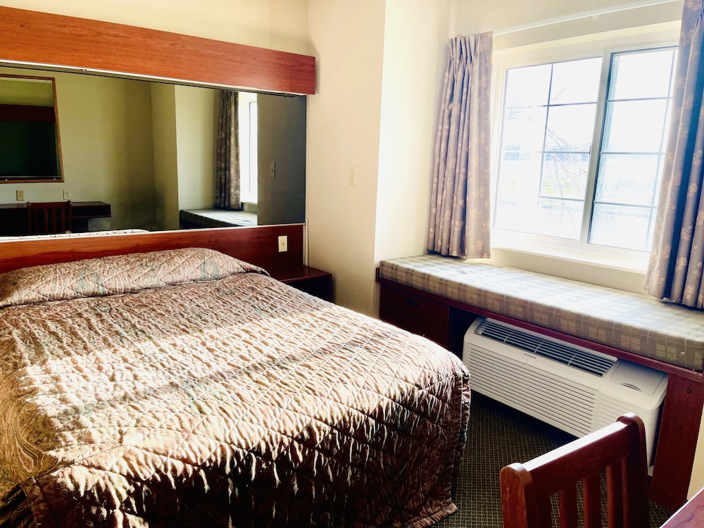 Single Room, 1 Queen Bed, Smoking photo 3